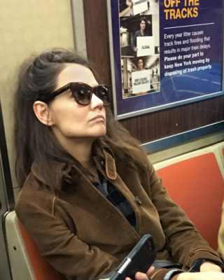 Фото 60990 к новости Кэти Холмс прокатилась в метро