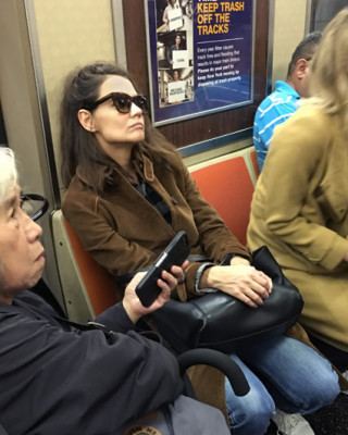 Фото 60991 к новости Кэти Холмс прокатилась в метро