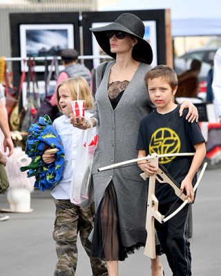 Анджелина Джоли с дочерью Вивьен и сыном Ноксом