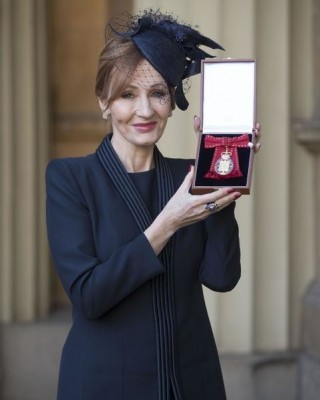 Фото 62827 к новости Джоан Роулинг получила второй Орден Британской империи