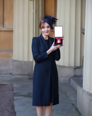 Фото 62829 к новости Джоан Роулинг получила второй Орден Британской империи