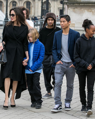 Фото 63840 к новости Анджелина Джоли с детьми посетила Лувр