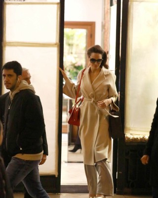 Фото 63909 к новости Анджелина Джоли в рекламе нового аромата Guerlain