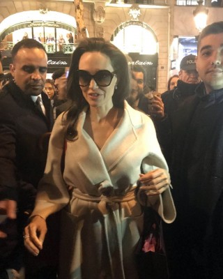 Фото 63910 к новости Анджелина Джоли в рекламе нового аромата Guerlain