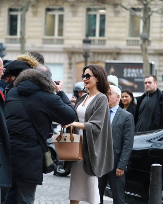 Фото 63919 к новости Анджелина Джоли в рекламе нового аромата Guerlain