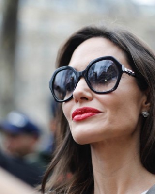 Фото 63920 к новости Анджелина Джоли в рекламе нового аромата Guerlain