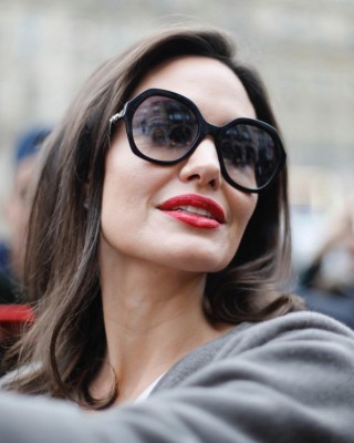 Фото 63923 к новости Анджелина Джоли в рекламе нового аромата Guerlain