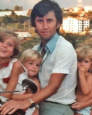 Жизель Бундхен с отцом и сестрами