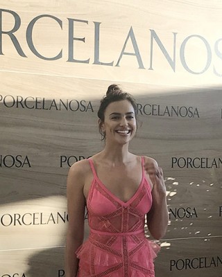 Фото 66350 к новости Ирина Шейк в розом платье на презентации Porcelanosa 