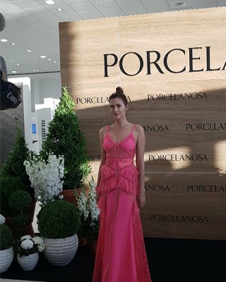 Фото 66353 к новости Ирина Шейк в розом платье на презентации Porcelanosa 