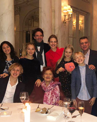 Наталья Водянова с семьей на 89-летии своей бабушки (на фото — в центре стола)