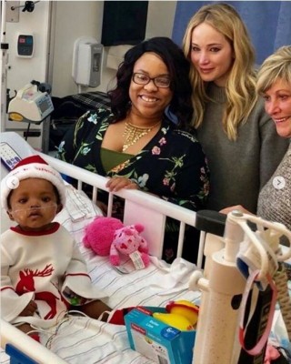 Фото 68999 к новости Дженнифер Лоуренс побывала в детской больнице Кентукки