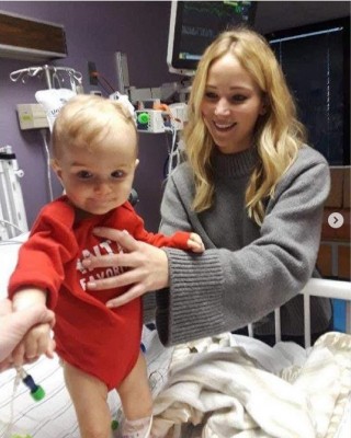 Фото 69000 к новости Дженнифер Лоуренс побывала в детской больнице Кентукки