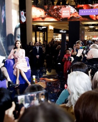 Фото 69392 к новости Ирина Шейк в Москве представила Marc Jacobs Beauty