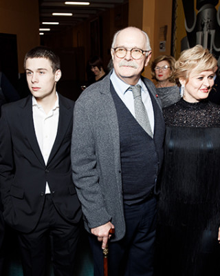 Никита Михалков с внуками Сергеем и Андреем, дочерью Анной и женой Татьяной