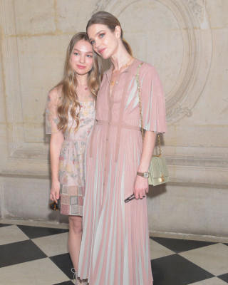 Фото 69750 к новости Наталья Водянова с сестрой Кристиной посетили показ Dior