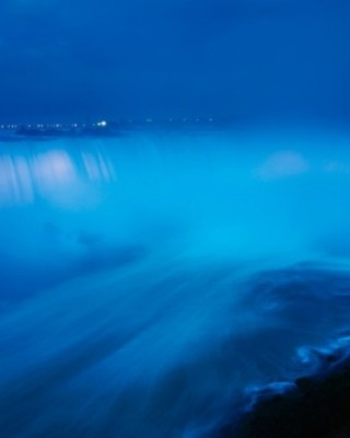 Фото 70305 к новости Ниагарский водопад стал на час синим