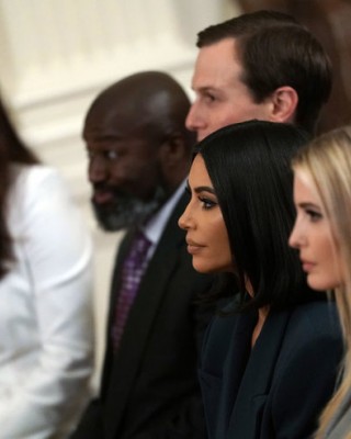 Фото 70762 к новости Ким Кардашьян выступила с речью в Белом доме