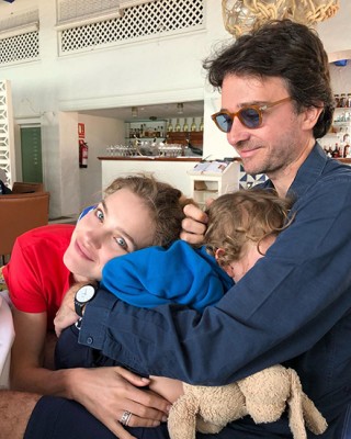 Наталья Водянова и Антуан Арно с детьми
