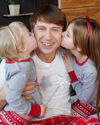 Алексей Ягудин с дочками