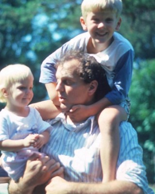Анна Фарис с отцом и братом