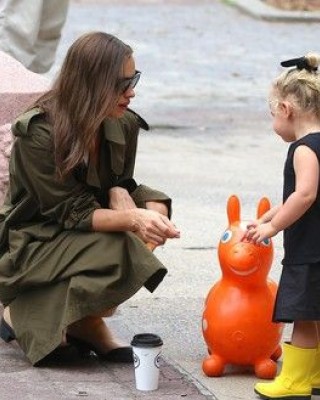 Фото 70848 к новости Ирина Шейк нарядила дочь в Versace