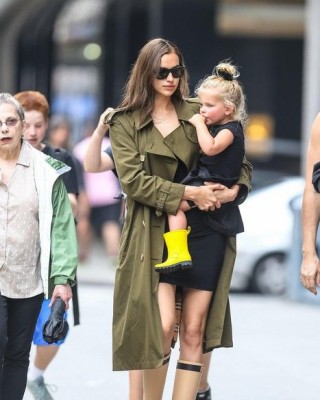 Фото 70852 к новости Ирина Шейк нарядила дочь в Versace