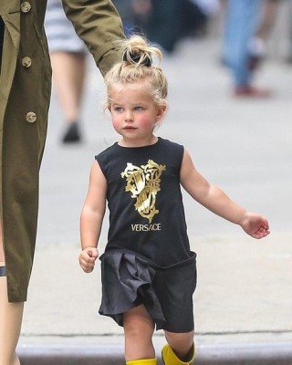Фото 70853 к новости Ирина Шейк нарядила дочь в Versace