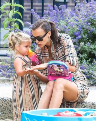 Фото 70855 к новости Ирина Шейк нарядила дочь в Versace