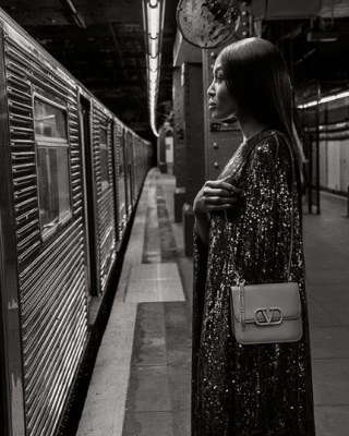 Фото 70938 к новости Наоми Кэмпбелл снялась в метро для Valentino 