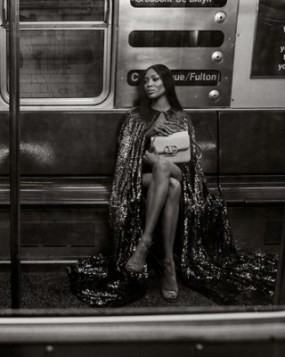 Фото 70939 к новости Наоми Кэмпбелл снялась в метро для Valentino 