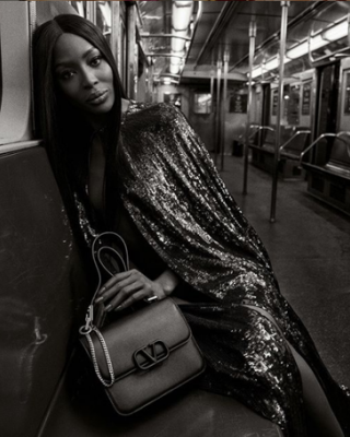 Фото 70940 к новости Наоми Кэмпбелл снялась в метро для Valentino 