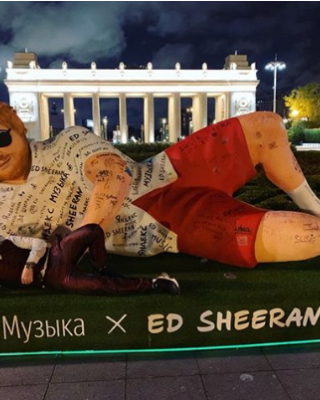 Фото 71022 к новости В Москве установили пятиметровую фигуру Эда Ширана