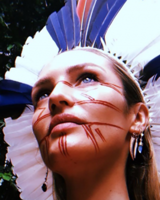 Фото 71115 к новости Кэндис Свейнпол участвовала в обряде индейцев