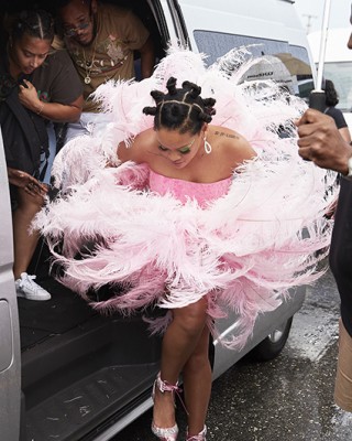 Фото 71161 к новости Рианна в розовых перьях посетила Барбадос