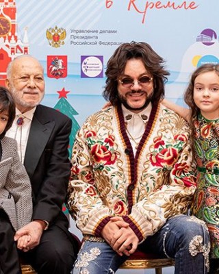 Фото 71513 к новости Звезды с детьми на Кремлевской елке