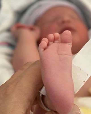 Фото 71648 к новости Милла Йовович показала свою новорожденную дочь