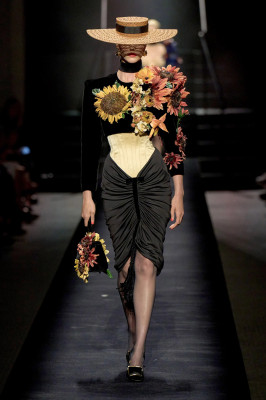 Schiaparelli Haute Couture Fall/Winter 2022 Fashion show in Paris