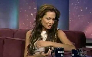 Интервью Анджелины Джоли на The Daily Show