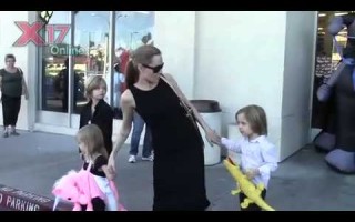 Анджелина Джоли с детьми вао время шоппинга