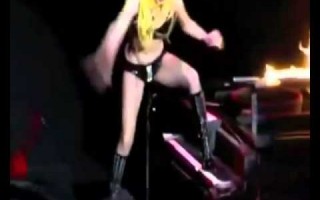 Падение на сцене: Леди Гага