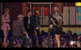 Чаннинг Татум танцуэт для Дженнифер Лопез во время MTV Movie Awards