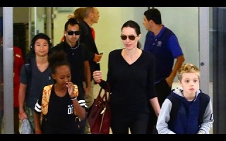 Анджелина Джоли с детьми прилетела из Лондона