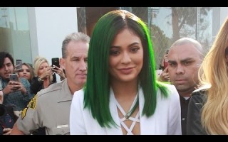Кайли Дженнер покрасила волосы в зеленый цвет