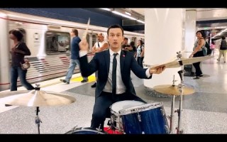 Джозеф Гордон-Левитт играет в метро на барабанах