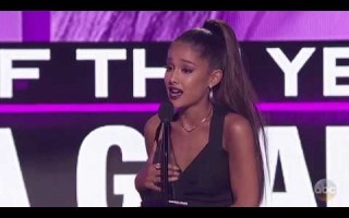 Ариана Гранда стала обладательницей премии "Певица года" на церемонии American Music Awards 2016