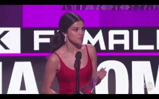 Селена Гомес получила статуэтку American Music Awards 2016 в номинации "Лучшая поп-певица"