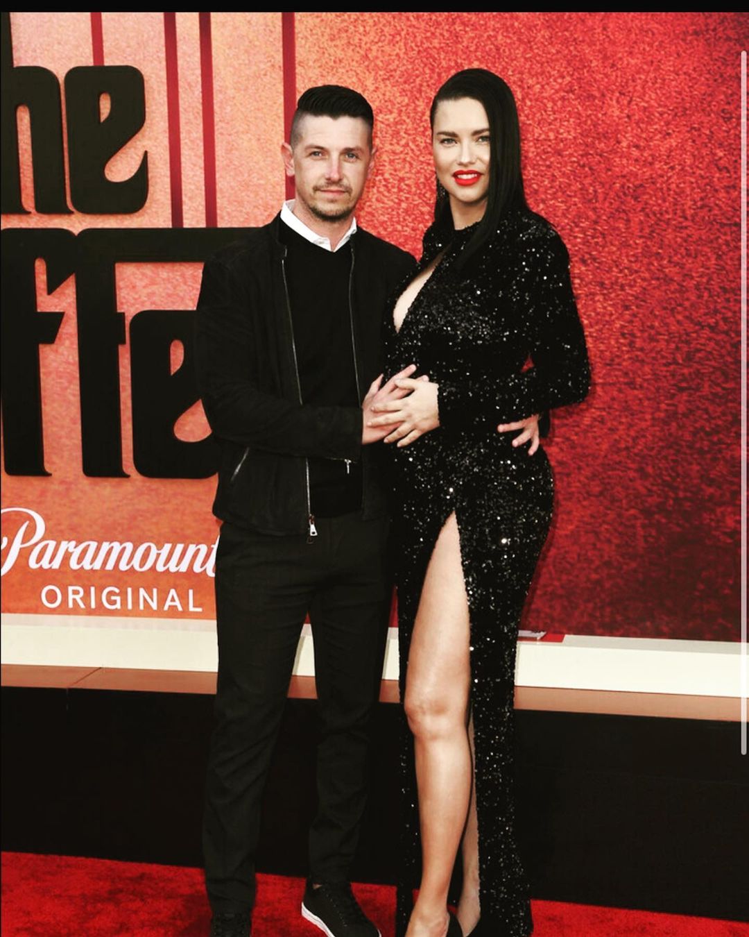 ???? Yesterday at the premiere of @theoffer.movie with my 2 loves. ????  #TheOffer @ParamountPlus
Dress: @michaelcostello
Shoes: @sarahflint_nyc @itb_worldwide
Earring: @anabelachan @doraziopr
Hair: @thedustinbaker
Make Up: @kristinhilton