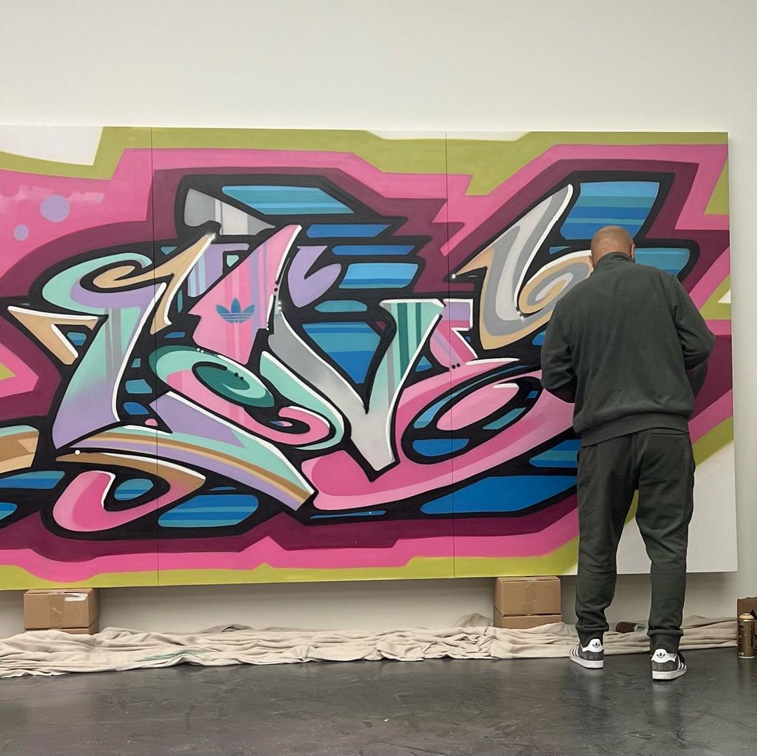 A massive respect to@mrgoldie putting the paint on live and letting us listen in to stories from the graffiti days! ????An incredible show…..Beyond The Streets @saatchi_gallery @rogergastman