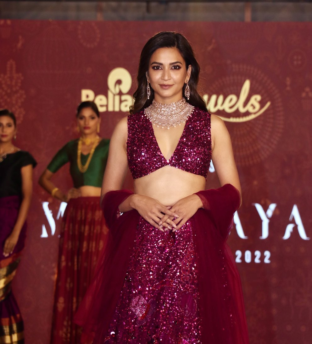 I was thrilled to walk for @reliancejewels at their exclusive fashion show. Their new festive Diwali Collection, Mahalaya is amazing. This jewellery collection is inspired by the Royal heritage of Maharashtra, and all the jewellery designs from this collection are mesmerizing.  The collection is inspired from the Royal Regalia, the magnificent Gads & Wadas, the indigenous Warli art, and the beautiful Paithani weaves of Maharashtra. Visit your nearest Reliance Jewels showroom today and explore this gorgeous jewellery collection. #RelianceJewels #BeTheMoment #MahalayaCollection #DiwaliCollection2022